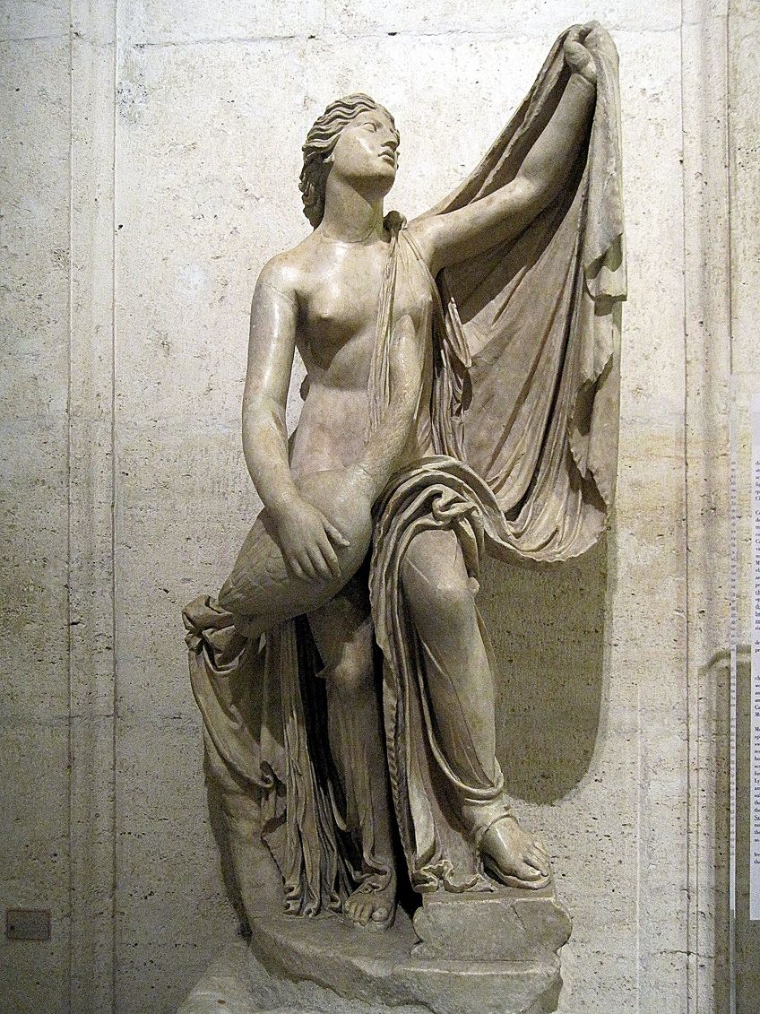 Estatua popular de la mujer griega