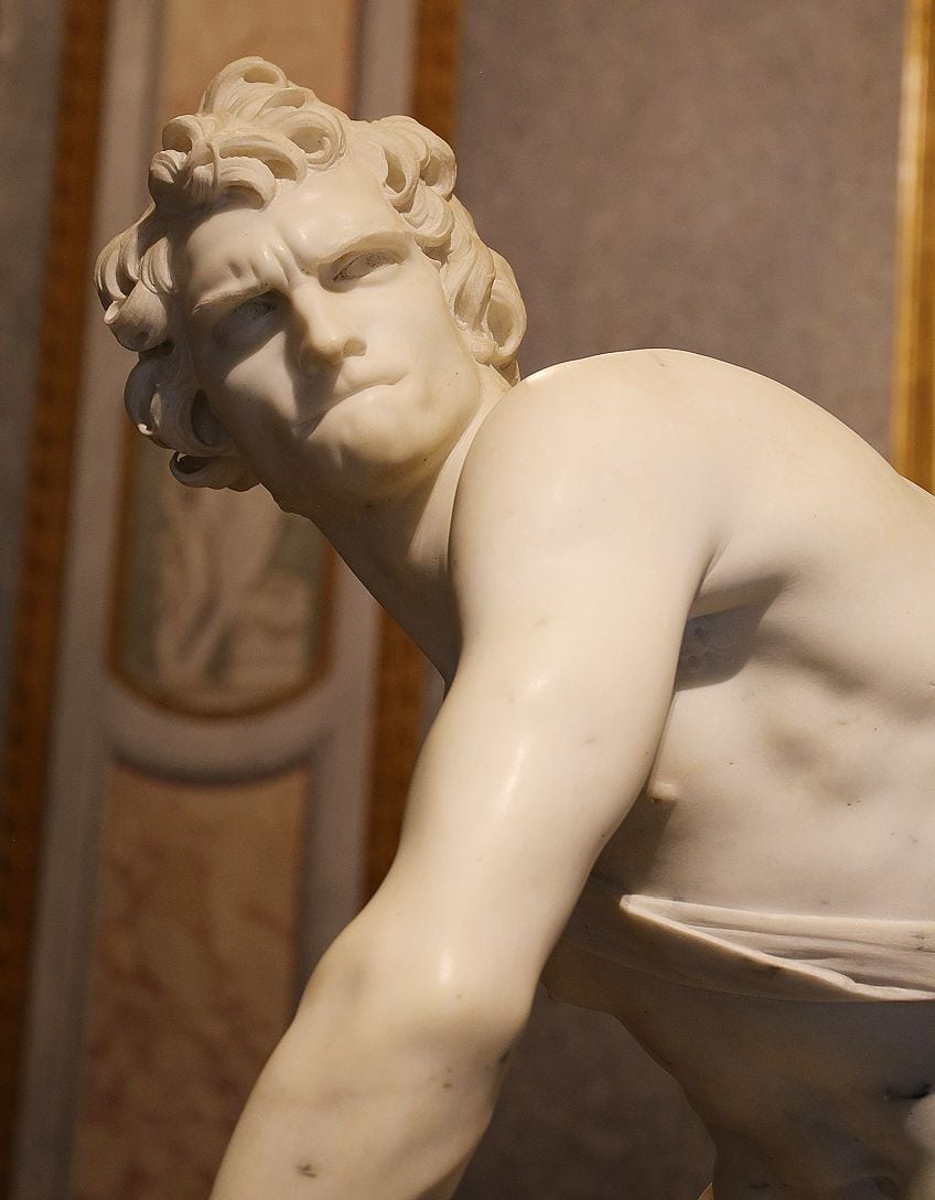 Primer plano de la estatua de Bernini David