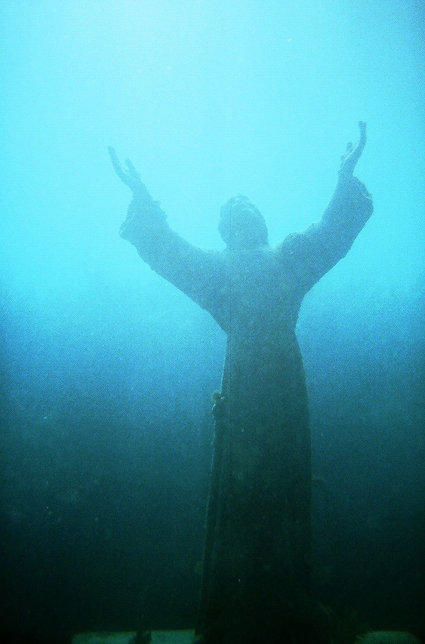 Estatua de Jesús bajo el agua