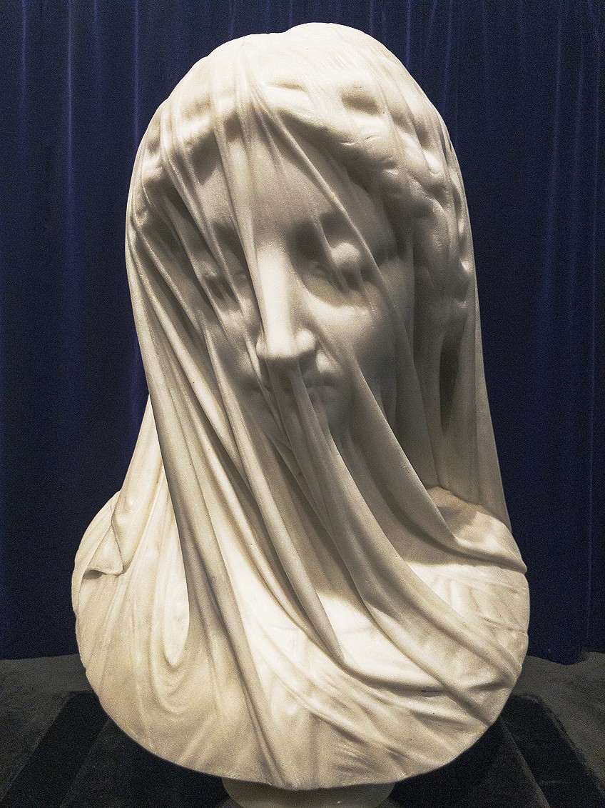 Estatua de mármol con velo