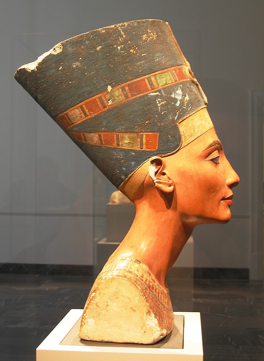Vista lateral del busto de Nefertiti