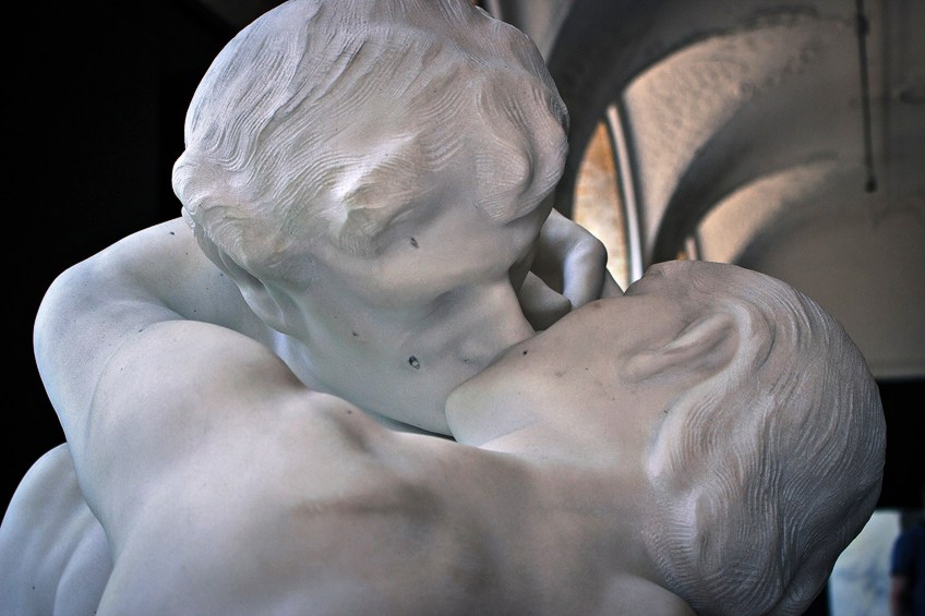 Primer plano de El beso de Rodin