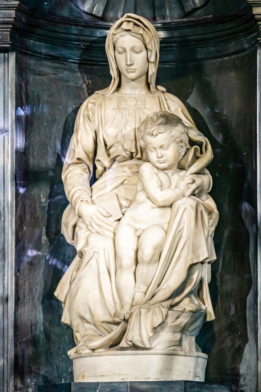 Escultura de la Virgen con el Niño
