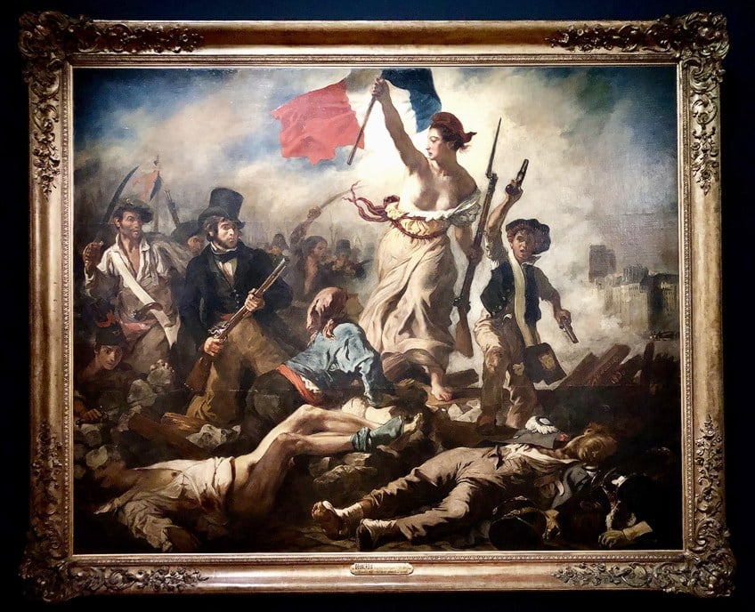La libertad guiando a la gente pintando en el Louvre