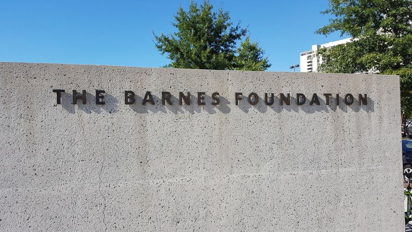 Una pared con una placa de identificación colocada en la Fundación Barnes en Filadelfia