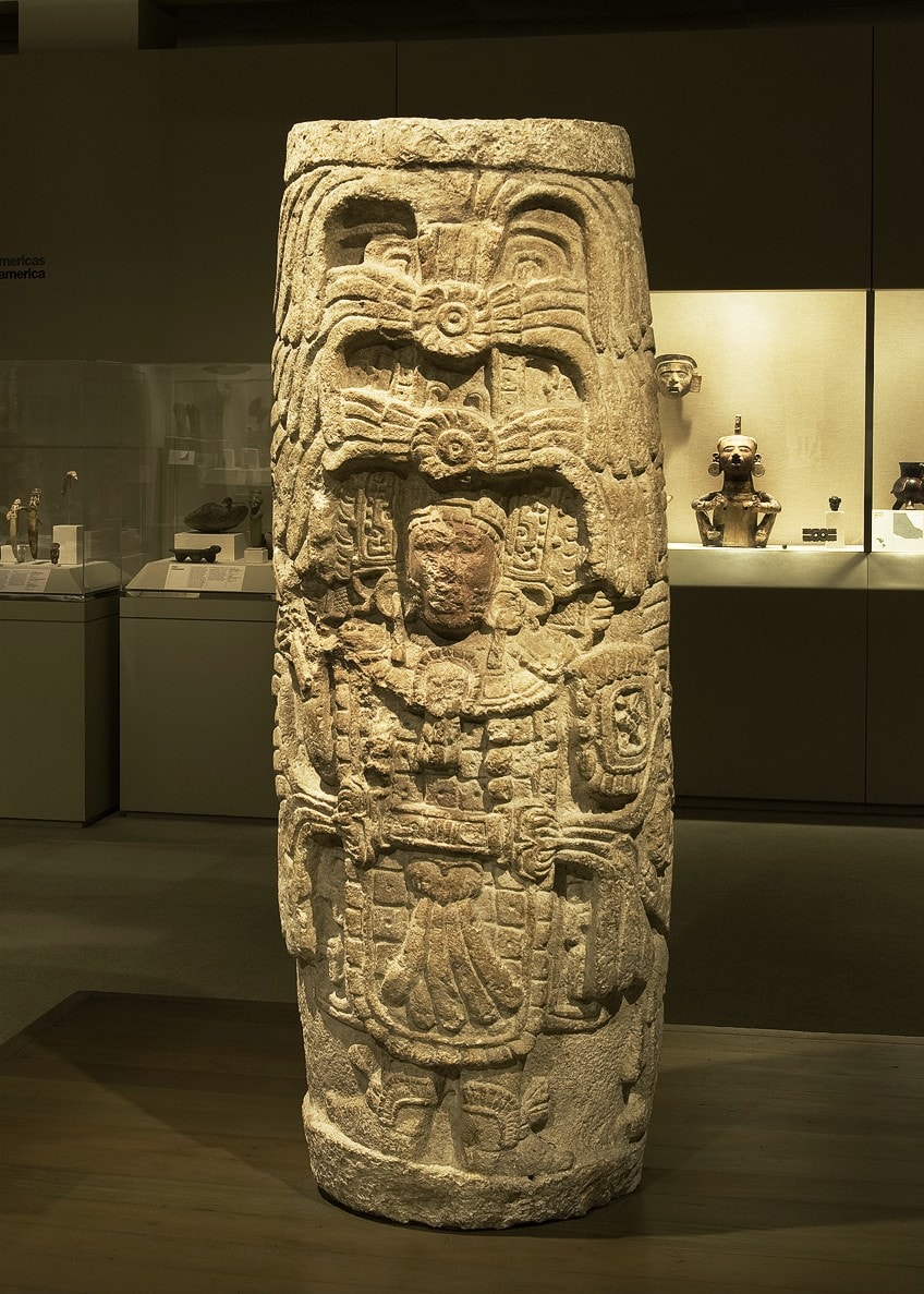 Imagen del arte maya: Columna en relieve del período Clásico Tardío, ubicada en el Museo Metropolitano de Arte de la ciudad de Nueva York, Estados Unidos