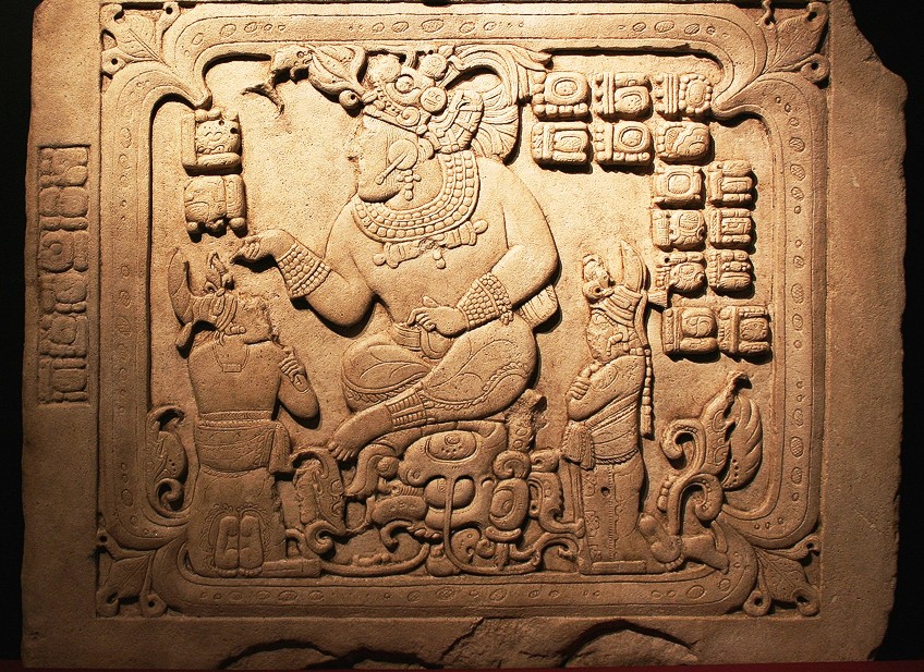 Panel 3 de Cancuen, Guatemala, representando al rey T'ah 'ak' Cha'an con dos subordinados (segunda mitad del siglo 8)