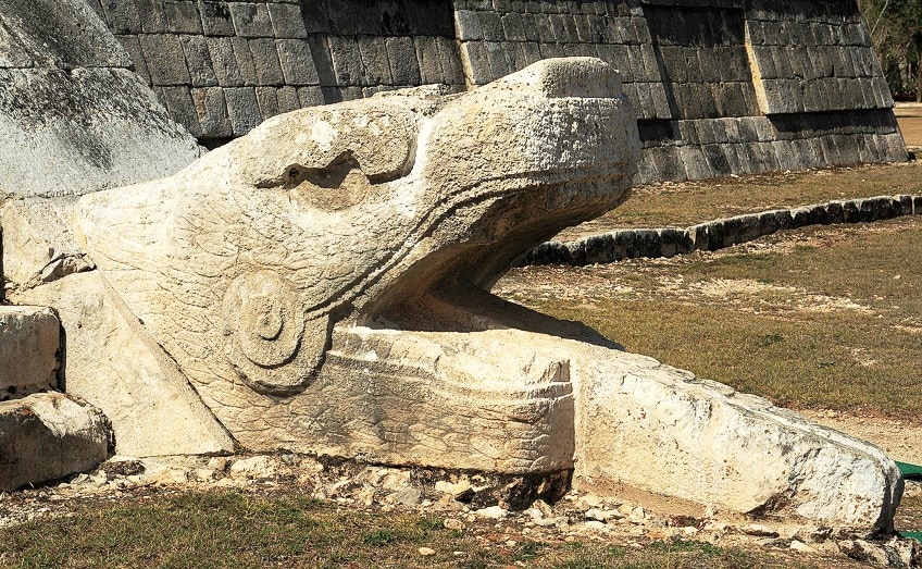 Imagen de la estatua Cabeza de serpiente en la base de El Castillo(pirámide de Kukulcán), que representa una serpiente en la mitología maya