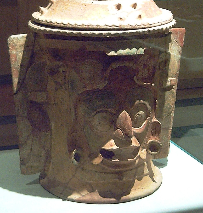 Arte Maya Urna funeraria con forma de Jaguar Dios que representa al jaguar dios del fuego