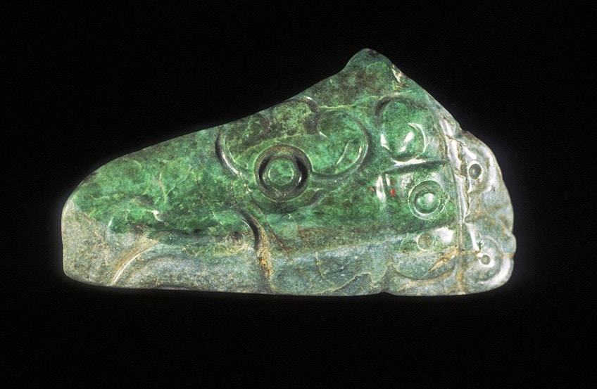Imagen de un colgante maya antiguo hecho de jade con forma de buitre