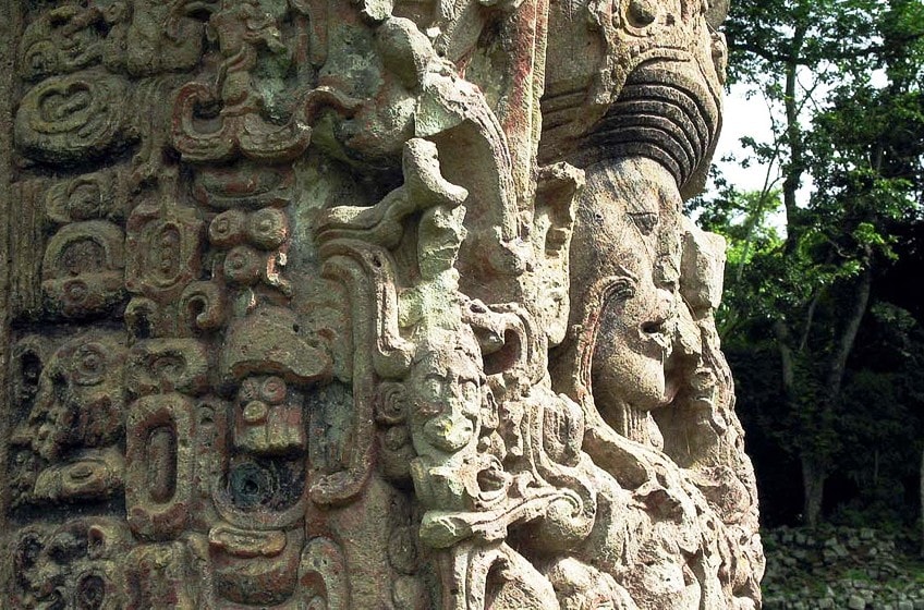 Arte maya estela que representa al rey Uaxaclajuun Ubʼaah Kʼawiil