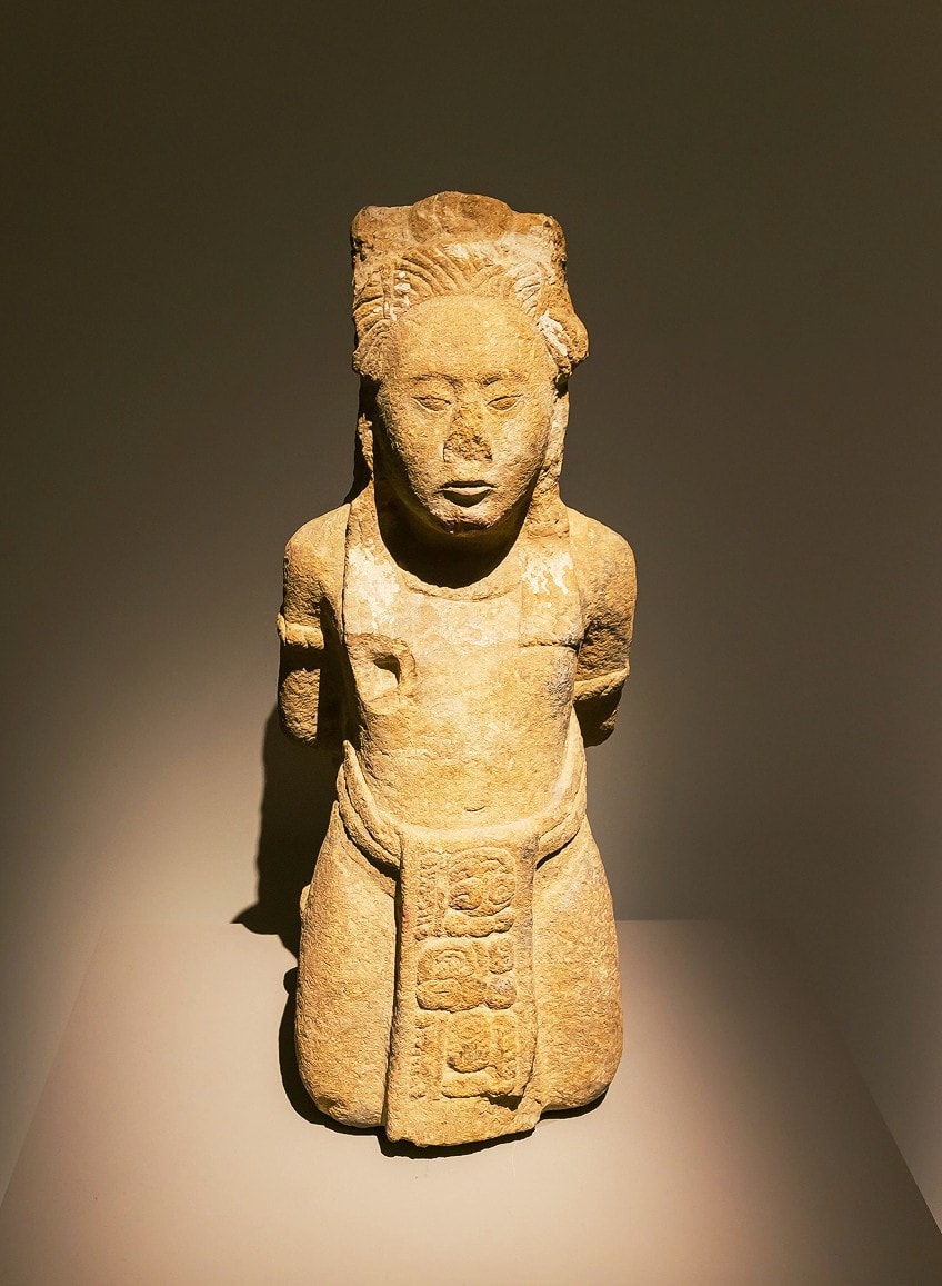 Famosa escultura maya que representa a un prisionero atado