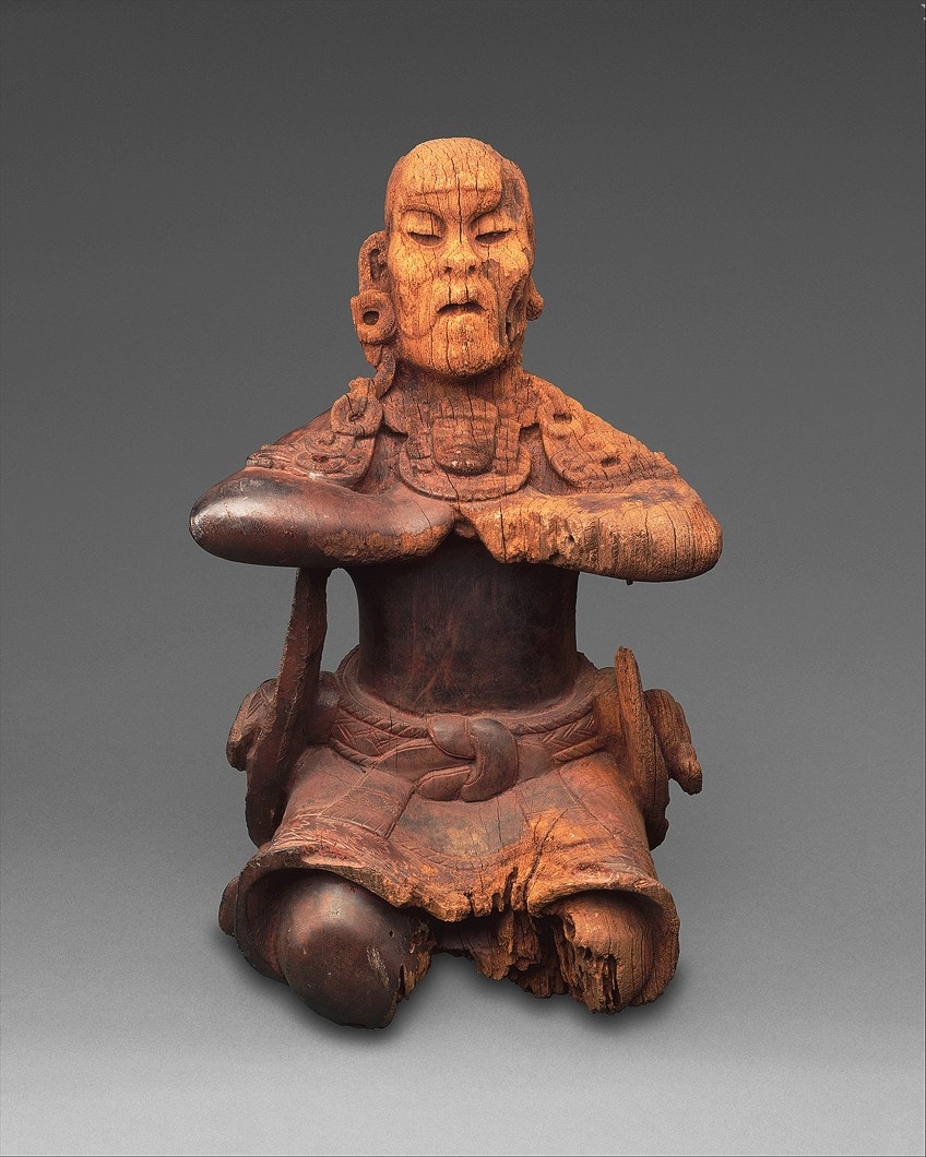 Estatua de madera maya