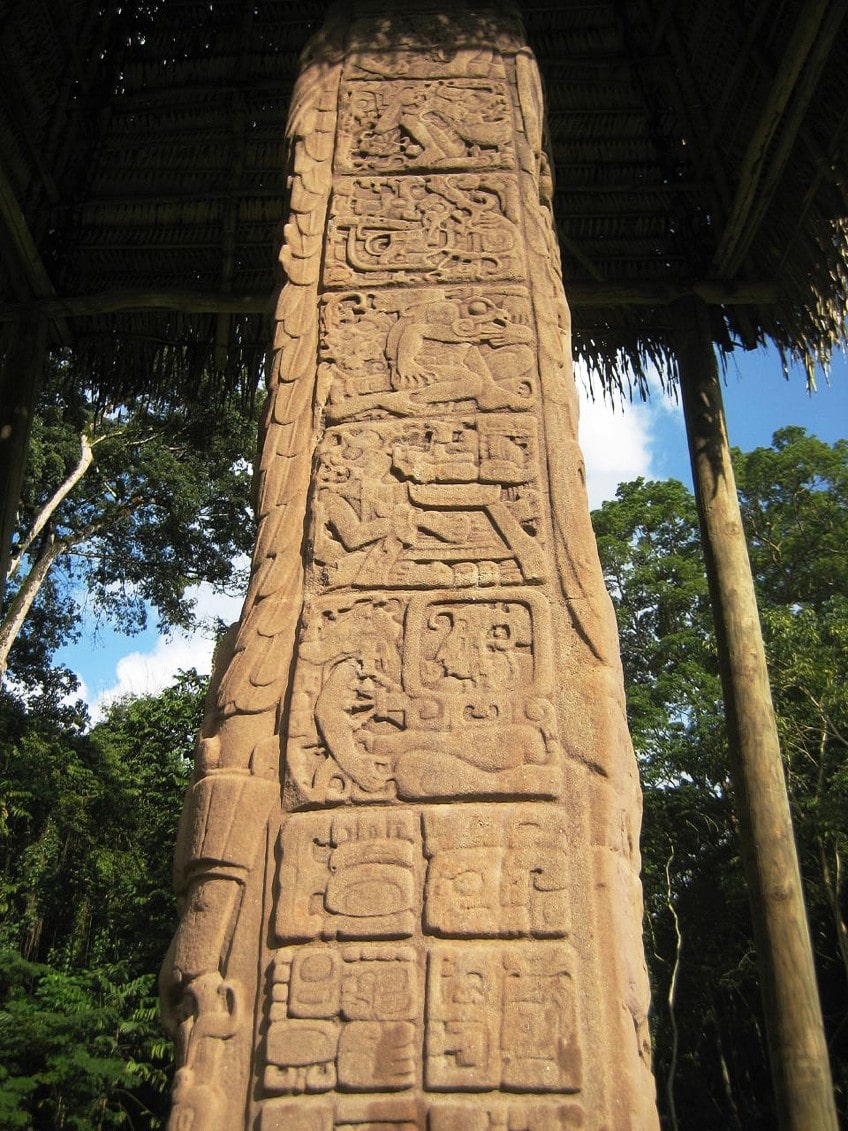 Estela maya descubierta en quiraguá