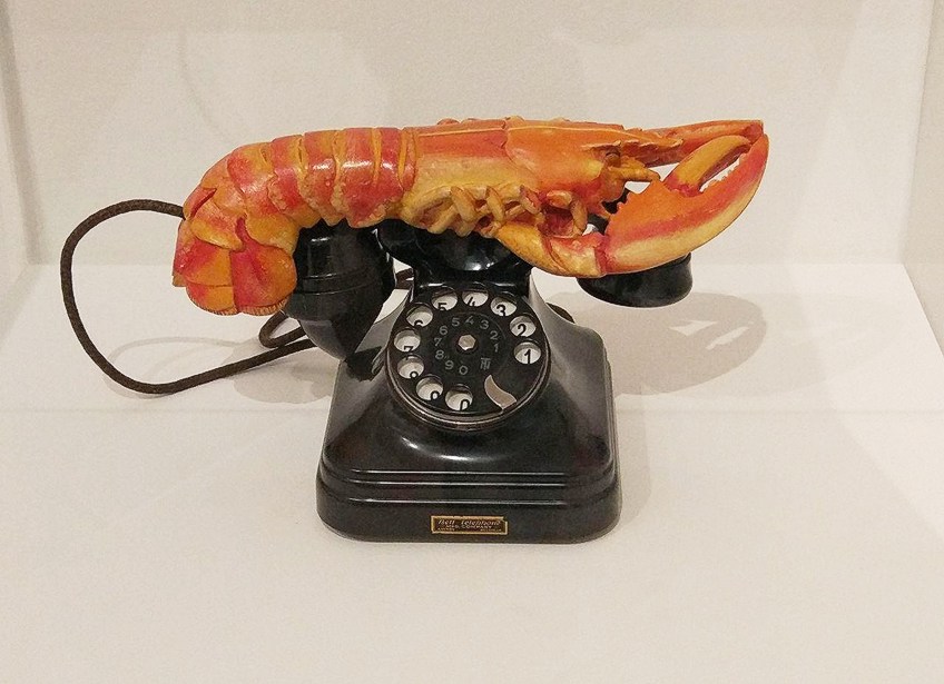 Escultura surrealista distópica