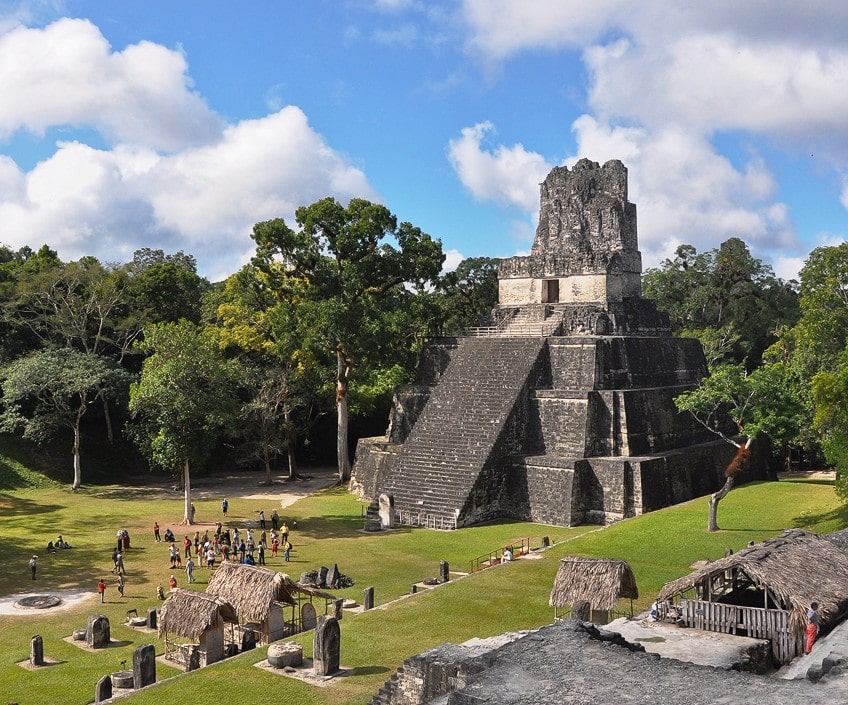 Fotografía del Templo de la luna o Tikal II también conocido como Templo de las máscaras
