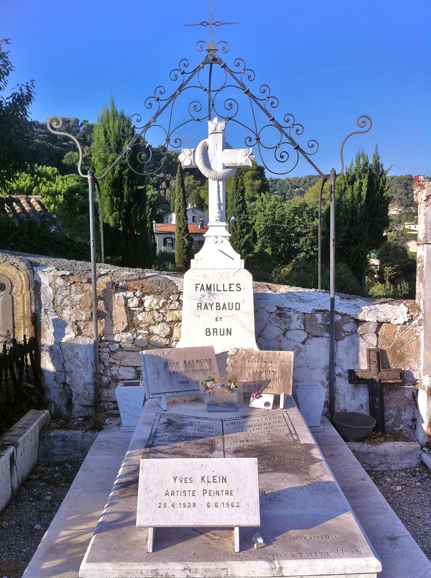 Pintor azul Yves Klein Grave