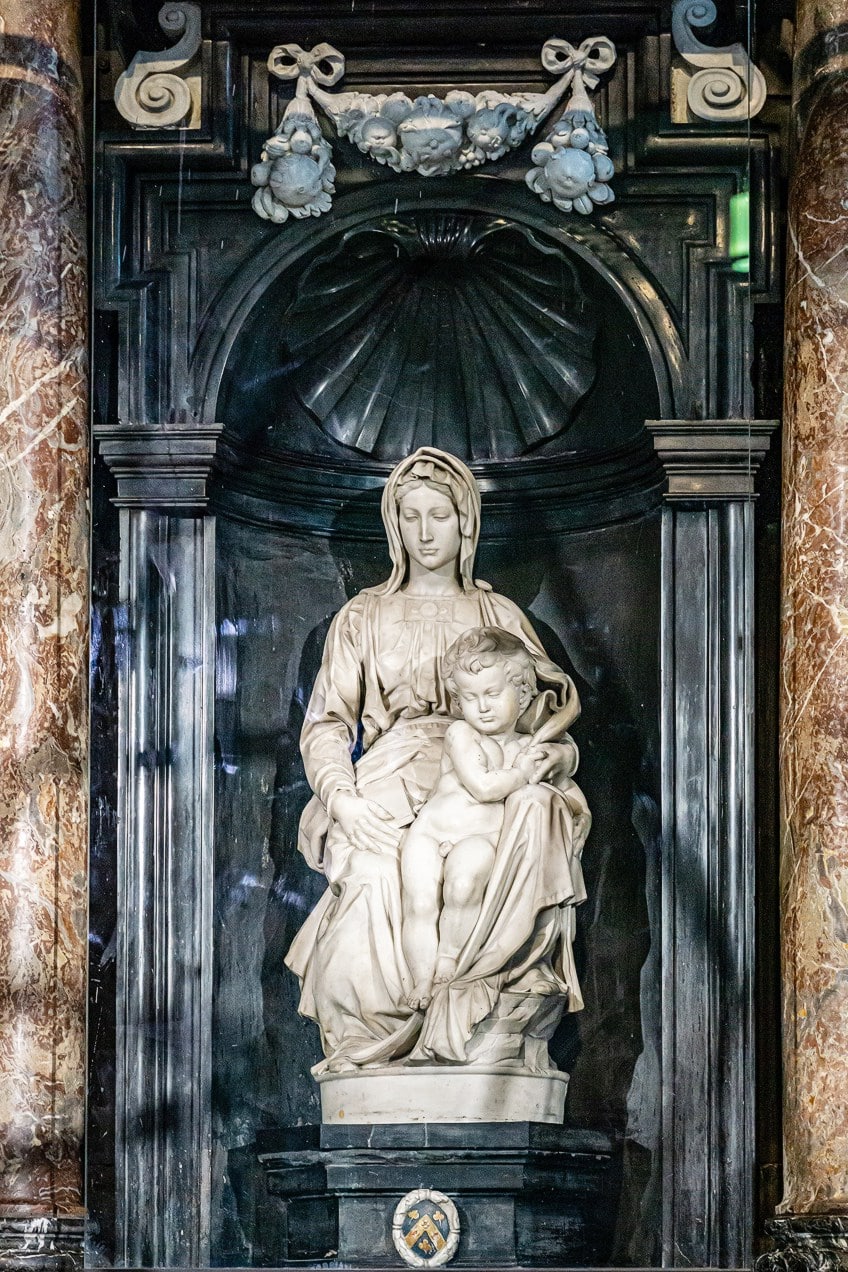 Madonna de Brujas por Miguel Ángel – En la Iglesia de Nuestra Señora